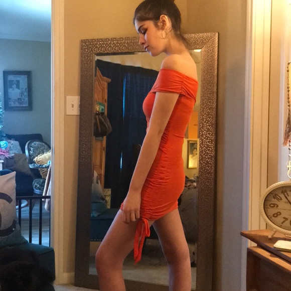Body conscious dress in orange. - Picture 3 of 4